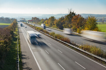 Autobahn in Deutschland mit Verkehr - 414988884