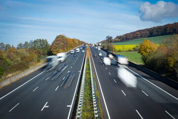 Autobahn in Deutschland mit Verkehr