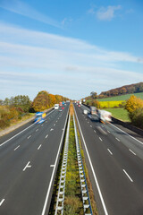 Autobahn in Deutschland mit Verkehr