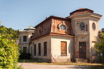 Obraz premium Abandoned palace with a piano in Bratoszewice, Poland 