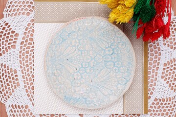 Ceramiczny talerz na serwecie haftowanej i suszona roślina - obrazy, fototapety, plakaty
