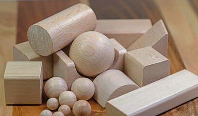 Verschiedene Holzbausteine und Holzkugeln