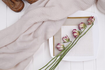 Róże suche na białym kwadratowym talerzu z serwetką © Seance_Photo_Sylwia