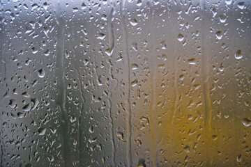 雨の日の窓ガラス