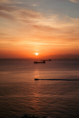 Fototapeta na wymiar Atardecer de verano en el estrecho de Gibraltar