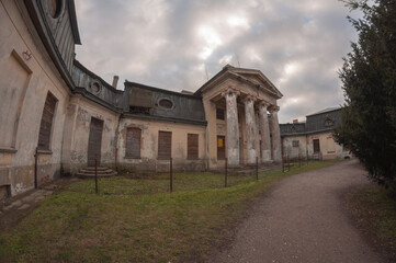 Obraz premium Abandoned palace with a piano in Bratoszewice, Poland 