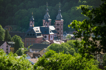 Die Abteikirche in der Barrocken Kleinstadt und Fürstenresidenz Amorbach im Herzen des Bayrischen...