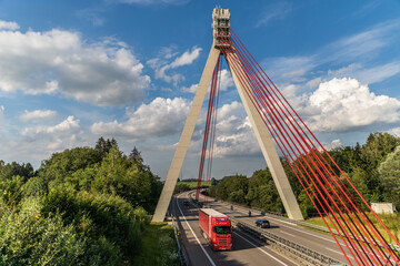 Lastwagen auf der Autobahnbrücke im Allgäu