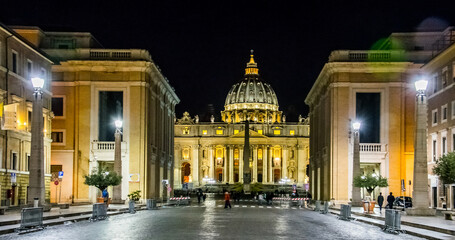 Fototapeta na wymiar Imagen nocturna del último tramo de la Via della Conciliazione en dirección a la Plaza de San Pedro, en el Vaticano