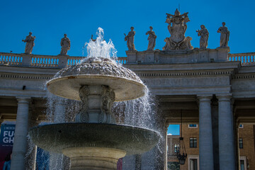 Fuente y esculturas de Bernini en la Plaza de San Pedro, en el Vaticano