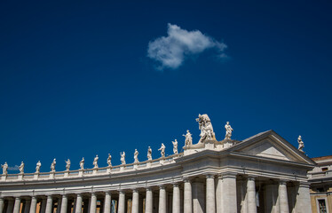 Esculturas de Bernini en la Plaza de San Pedro, en el Vaticano, sobre la columnata que cierra el recinto