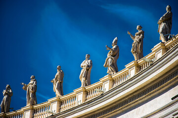 Esculturas de Bernini en la Plaza de San Pedro, en el Vaticano, sobre la columnata que cierra el recinto