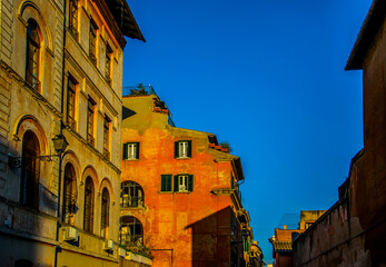 Fototapeta na wymiar Casas del barrio del Trastevere con sus peculiares tonos anaranjados al atardecer