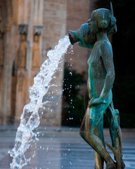 estatua que representa una joven labradora valenciana Española, vertiendo un cántaro en la fuente