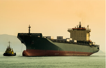 Fototapeta premium cargo shipфтв sea ​​tug in the port