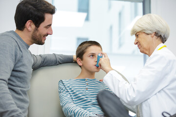 Obraz premium father and son visiting doctor for checkup