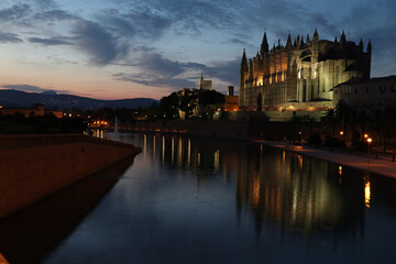 Catedral de Mallorca al atardecer, reflejada en las aguas del lago artificial del Parc de la Mar, en Palma-