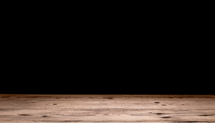 Table en bois sur arrière plan noir. Arrière-plan noir avec support de bois pour présentation d'objets publicitaires pour promotion de produits	