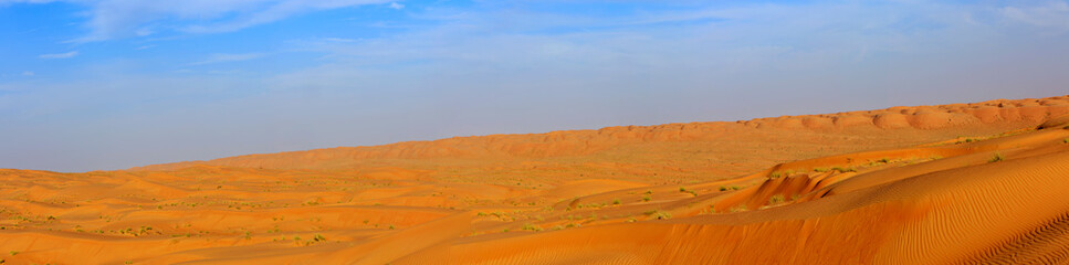 Sanddünen in der Wüste. Die Großen Dünen von Rimal Al Wahiba (Wahiba Sands) und ein blauer Himmel im Oman, Panorama.