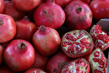 Varias granadas, una de ells partida por la mitad, en un puesto del mercado.