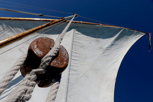 Detail of a pulley belonging to the rigging of a Latin type sail.