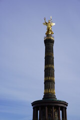 Vorderansicht Siegessäule Berlin, Panorama, Himmel, Sonnenschein, freie Fläche