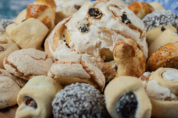 Chocolate and butter cookies with black sultana in a platter