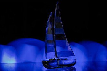 Barco de cristal con fondo negro