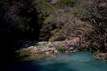 Cascadas de agua color azul turquesa, en Comala Jalisco Cerca de Tapalpa pueblo magico