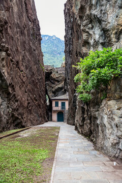 Empty footpath amidst soapstone cliffs at quarry, Parco Archeologico Botanico del Paradiso, Valchiavenna, Chiavenna, Province of Sondrio, Lombardy, Italy