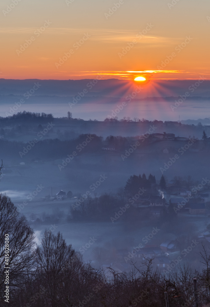 Sticker Yssandon (Corrèze, France) - Lever de soleil hivernal depuis le vieux bourg