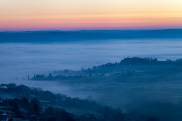 Yssandon (Corrèze, France) - Lever de soleil hivernal depuis le vieux bourg © PhilippeGraillePhoto