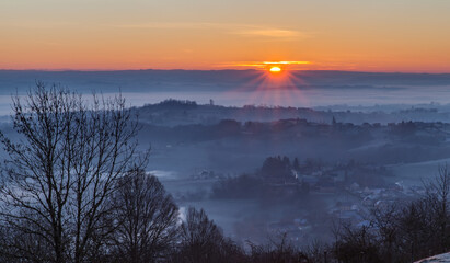 Yssandon (Corrèze, France) - Lever de soleil hivernal depuis le vieux bourg © PhilippeGraillePhoto