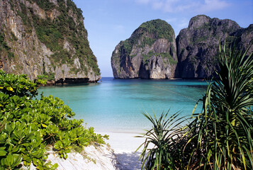 Fototapeta premium Maya Beach, Ko Phi Phi Island, Phuket, Thailand, S√ºdostasien, Asien 