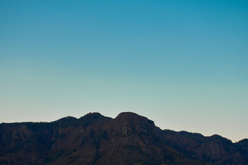 atardecer con montañas y cielo azul 