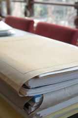 Fascicoli e documenti sul tavolo da riunione