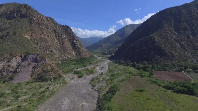 Sobrevuelo a rio entre monta&ntilde;as en Santander, Colombia. Latinoam&eacute;rica  