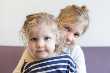 portrait des deux sœurs blonde