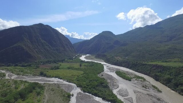 Imponente ca&ntilde;&oacute;n y rio Chicamocha , Santander - Colombia . Latinoamerica 