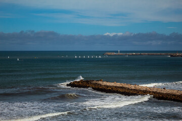Barcos frente al mar