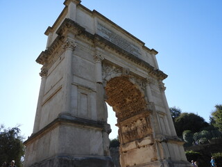 El Arco de Tito es uno de los monumentos más espectaculares del Foro Romano