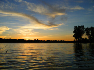 Naklejka premium sunset over lake