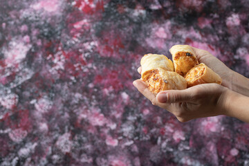 Holding crispy butter cookies in the hand