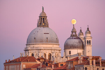 Obraz premium Sunset view of Basilica di Santa Maria della Salute (Saint Mary of Health), a Catholic church in Venice, Italy