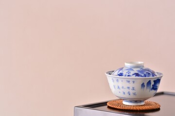picture rice bowl. put on a Japanese lacquer shelf. This is a very fine example of Japanese traditional antique “ imari ware ” . blurred background soft focus image. 日長風暖 柳青々 北雁帰 飛入窅冥・賈至