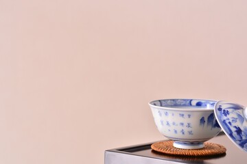 picture rice bowl. put on a Japanese lacquer shelf. This is a very fine example of Japanese traditional antique “ imari ware ” . blurred background soft focus image. 日長風暖 柳青々 北雁帰 飛入窅冥・賈至