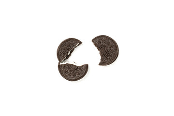 Naklejka premium Biscuits chocolate with crumbs on white background. It is a chocolate cookies with a sweet cream.