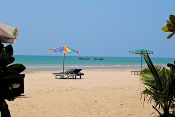 Naklejka na ściany i meble Liegestuhl am Strand vor dem Meer in Thailand