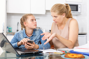 Mother is outraged that her daughter is distracted from lessons and use her mobile phone