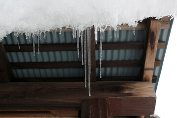 屋根に積もった雪とツララ